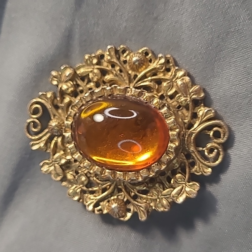 Elegant Gold Brooch with Amber Cabachon